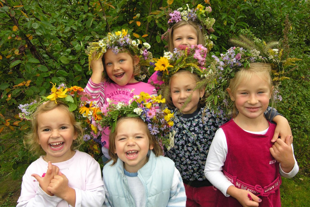Sechs Mädchen haben Blumenkränze in den Haaren und lachen | © Horst Munzig