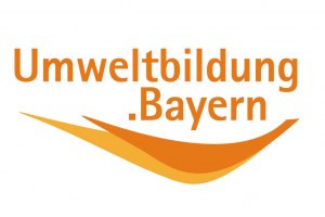 Logo Umweltbildung Bayern, Schrift ist orange mit einer Art orangefarbenen Welle unterhalb