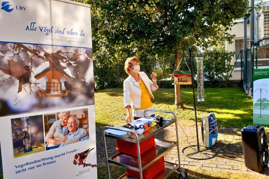 Frau Lichtenauer vom LBV beim Vortrag zum Projekt Alle Vögel sind schon da | © Silvia Hoehn / Alloheim