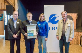 Auszeichnung Kiebitzschutz: Dr. Norbert Schäffer, Bernhard Schnabel, Verena Auernhammer, Matthias Luy  | © Nicole Friedrich