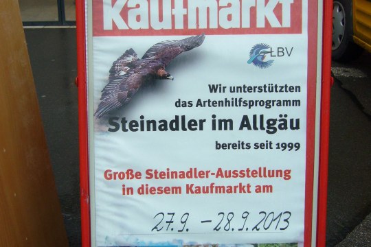 Feneberg wirbt mit einem Kundenstopper für eine Steinadler-Ausstellung | © LBV