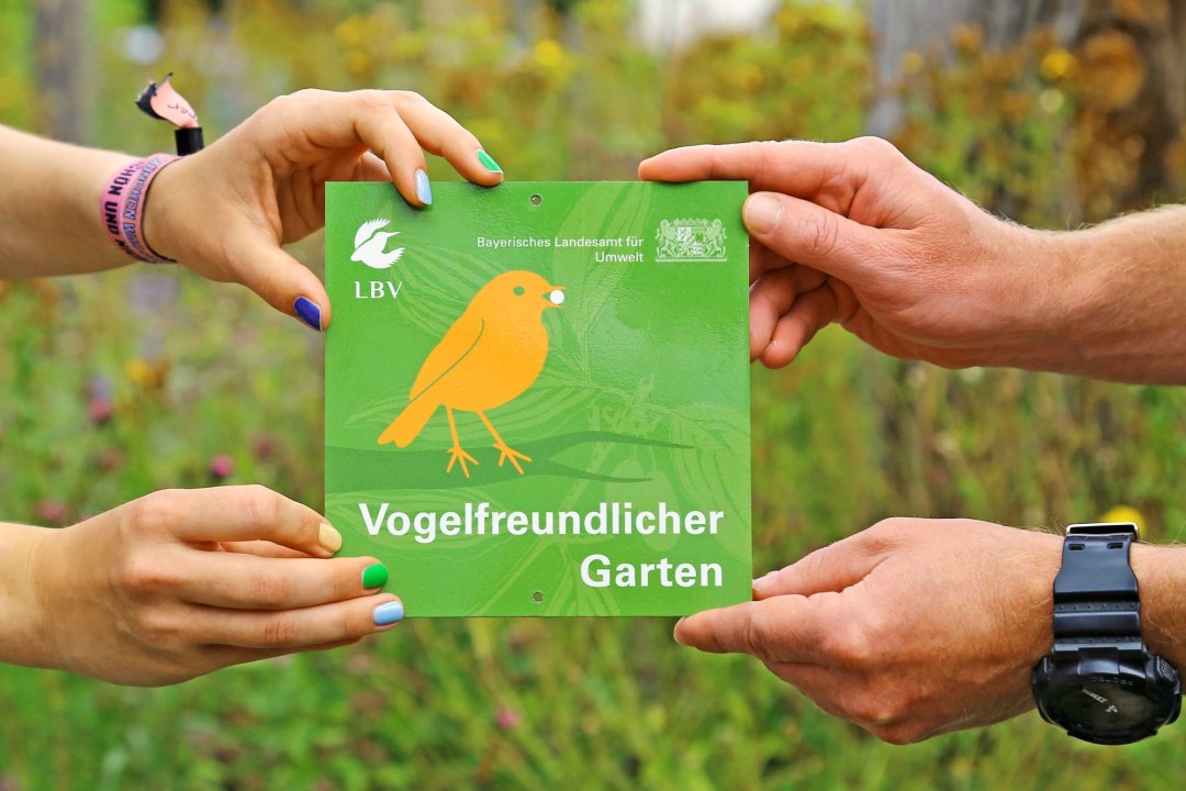 Plakette Vogelfreundlicher Garten | © Carola Bria