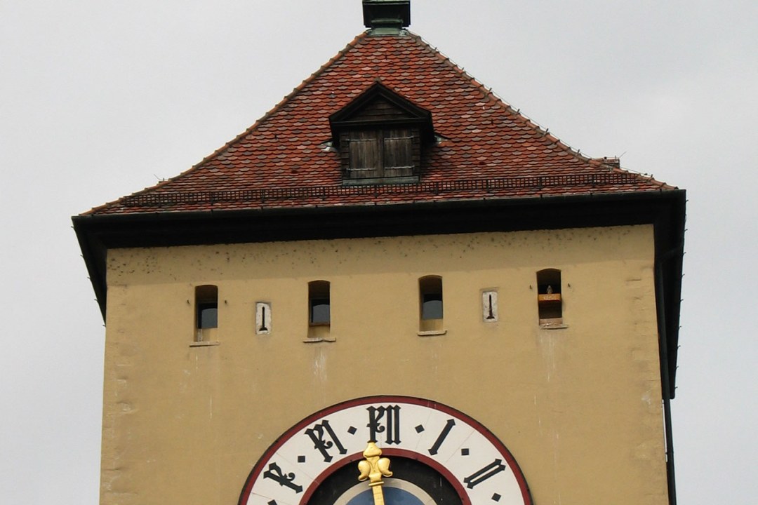 Ein Kirchturm in einer Stadt | © Wolfgang Nerb