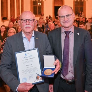LBV Verdienstmedaille für Dieter Kaus, rechts Norbert Schäffer | © Tobias Tschapka