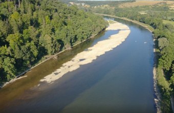 Luftaufnahme der Donau mit sandiger Insel | © LBV