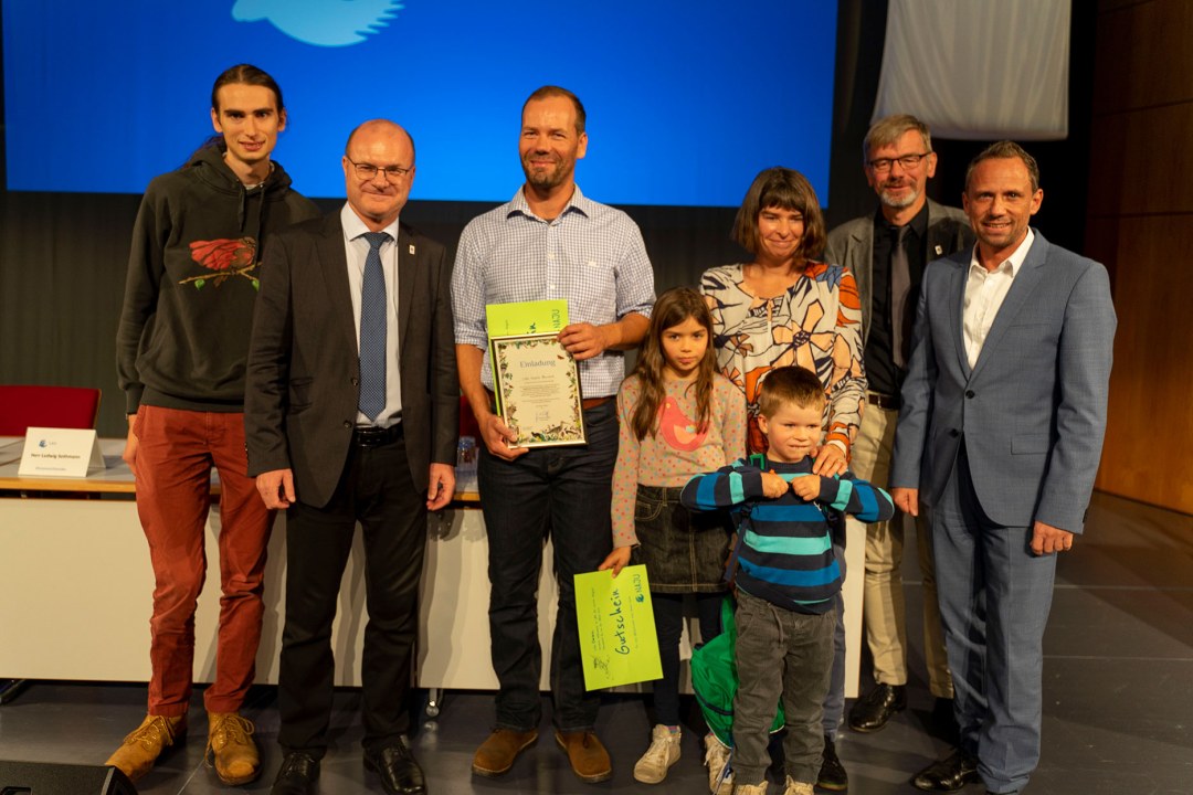 100.000 LBV-Mitglied ist eine vierköpfige Familie aus Weißenburg-Gunzenhausen (v.l.n.r.: Jako Braun, Dr. Norbert Schäffer, Familie Bernholt, Ethelbert Babl, Thorsten Glauber | © Manuel Zänger