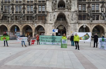 Menschen aus verschiedenen Verbänden auf dem Münchner Marienplatz | © Samuel Hendler
