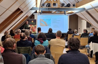 Teilnehmer des Fachtreffens zur Obstbaumpflege lernen vom LBV über nachhaltige Pflegepraktiken.