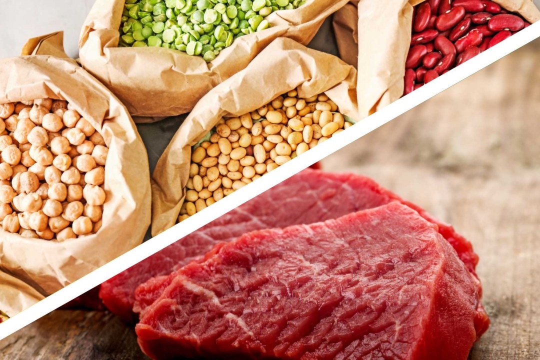 In der linken oberen Bildhälfte sieht man Säcke mit verschiedenen Hülsenfrüchten, in der rechten unteren rohes Fleisch. | © Stock.Adobe