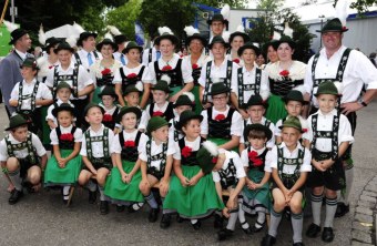 Mitglieder des LBV und der Trachtenjugend Haldenwang | © LBV