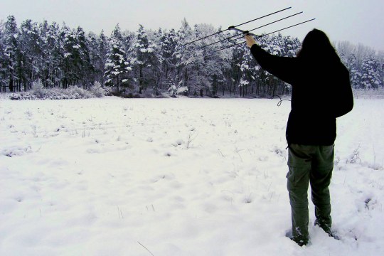 Person hört mit einer Antenne Satelliten-Telemetrie-Daten ab | © LBV