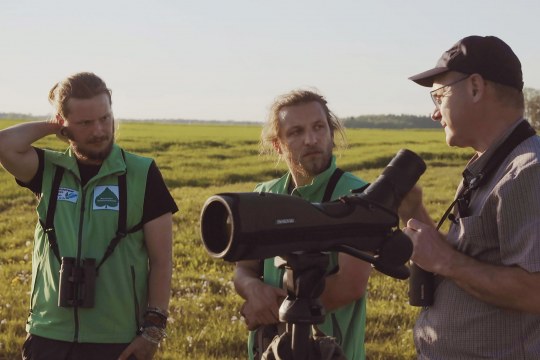 Gebietsbetreuer Tobias Petschinka und Jan Heikens mit Dr.  Norbert Schäffer bei der Beobachtung von Wiesenbrütern | © 2022 if..productions/Filmperlen