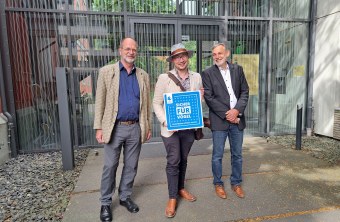 Auszeichnung Vogelfreundliche Glasfläche für das Staatliche Bauamt Landshut. Von Links nach Rechts: Eberhard Dahme, Dr. Peter Stimmler, Gerhard Kriegereit | © Dr. Peter Stimmler