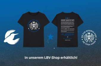 Zwei schwarze T-Shirts mit LBV-Logo und Text zur Rettung von Adlern sind vor blauem Hintergrund zu sehen.