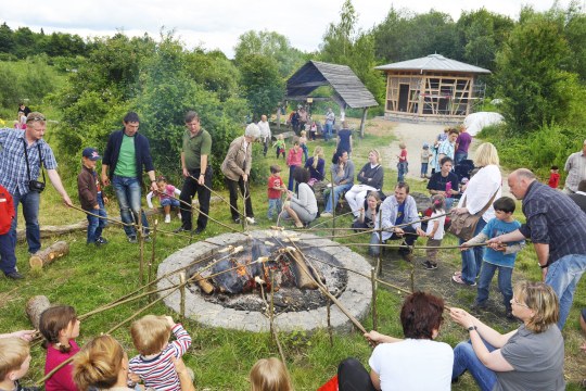 Kinder rösten über dem Feuer auf der LBV-Umweltstation Fuchsenwiese Stockbrot | © LBV