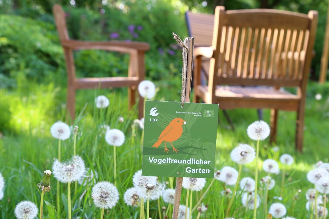 Plakette Vogelfreundlicher Garten | © Peter Bria