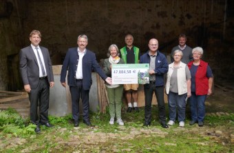Dr. Hermann Ulm, Thomas Thiem, Ulrike Lorenz, Rudi Leitl, Dr. Norbert Schäffer, Erbinnen des Anwesens, Jochen Uebelhoer (v.l.n.r.) | © Bayerischer Naturschutzfonds