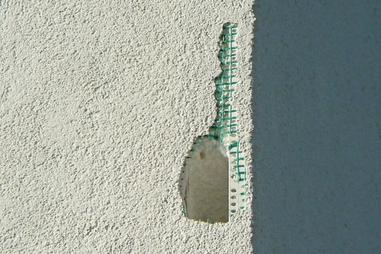 Spechtschäden an einer Hauswand | © Werner Borok