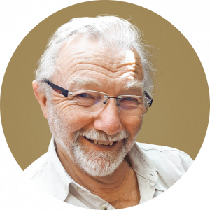 Ein lächelnder älterer Herr mit Brille, der an den Landesbund für Vogel- und Naturschutz in Bayern e. V. erinnert.