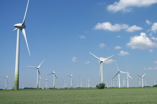 Windräder vor blauem Himmel mit Wolken | © Thomas Staab