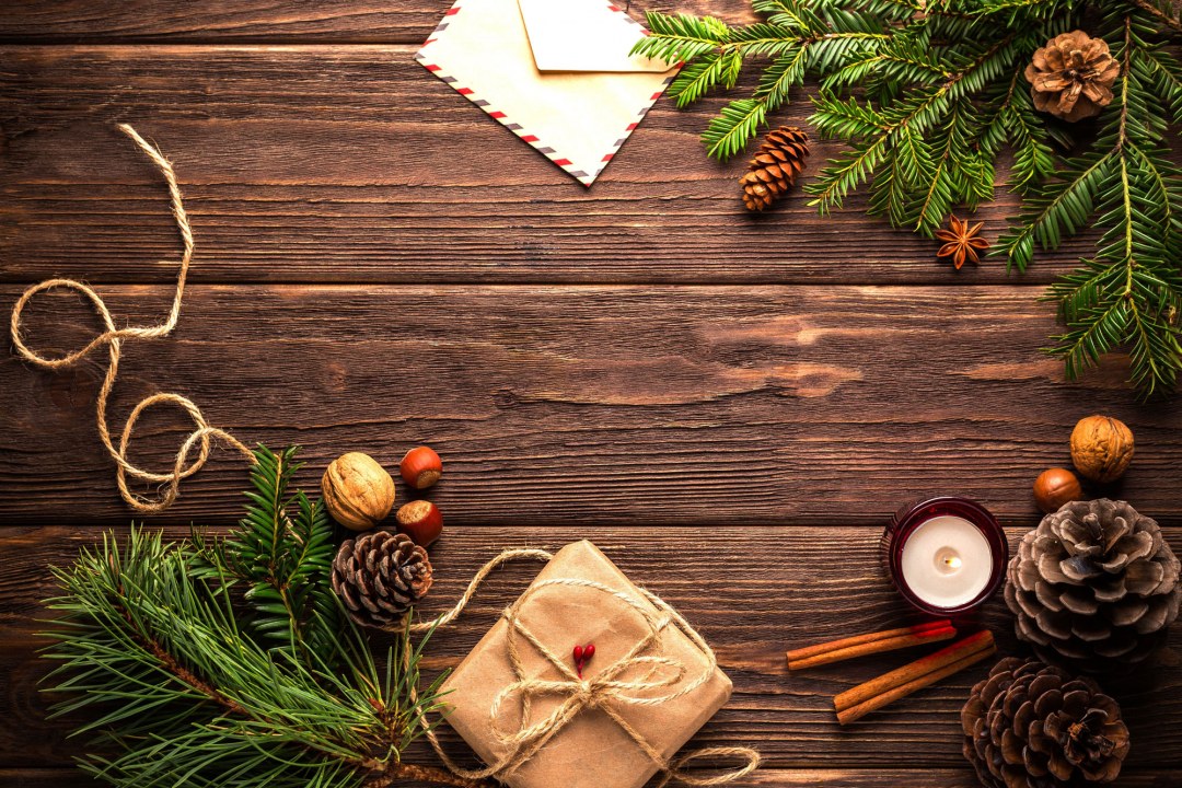 nachhaltige Weihnachtsdekoration und ein Geschenk auf eine Holzunterlage und  | © Daria Yakovleva