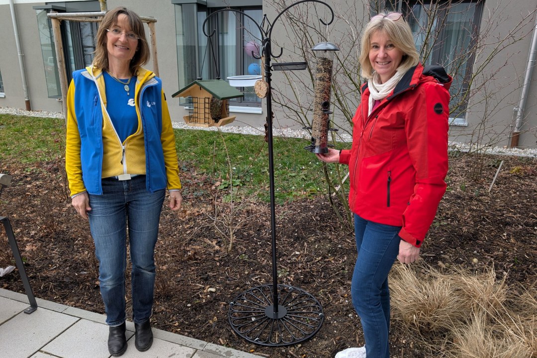 Kathrin Lichtenauer mit der Vogelbeauftragten Petra Miller | © AWO Seniorenzentrum Kirchseeon