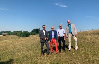 Rainer Haselbeck, Regierungspräsident Niederbayern, Fritz Wittmann, Stellv. Landrat Landshut, Dr. Norbert Schäffer, LBV-Vorsitzender, Josef Bracher, 2. Bürgermeister Bruckberg (v.l.n.r.) | © Katharina Beckstein