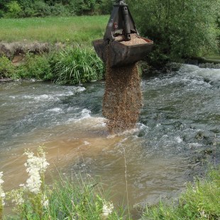 Kieseinbringung in die Schwäbisch Rezat | © LBV