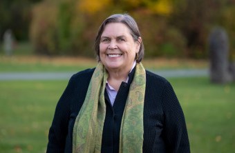 Doris Thurau, Vorstand des LBV, lächelt freundlich in einem Park mit herbstlichen Farben im Hintergrund.