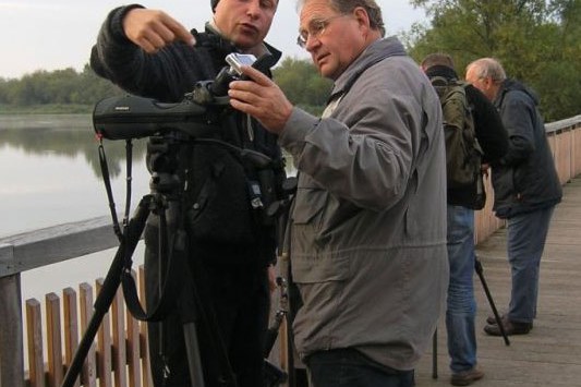 Ein Mann erklärt an einem Spektiv einem anderen Mann, wie Digiscopie funktioniert | © Christiane Geidel