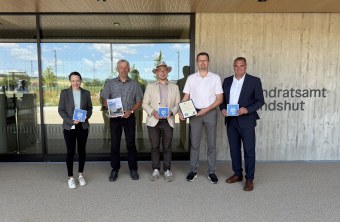 Frau Parzefall (UNB), Herr Brummer (LBV Landshut), Dr. Stimmler (Projektmanager), Herr Stöckl (LRA) und Herr Holzner (Landrat) | © Dominik Zeus, LRA Landshut