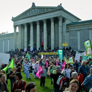 Viele Menschen vor der staatlichen Antikensammlung in München bei der Demo Mia ham's satt | © LBV