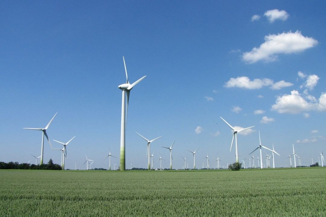 Windkrafträder mit Wolken | © Thomas Staab