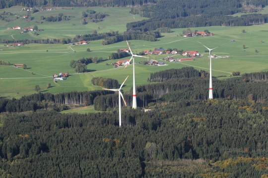 Drei Windräder mit einem roten Ring stehen in einem Wald | © Dieter Hopf