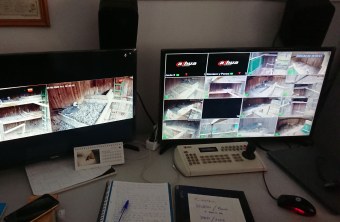 Zwei Bildschirme mit Livebildern aus den Bartgeiervolieren | © Toni Wegscheider