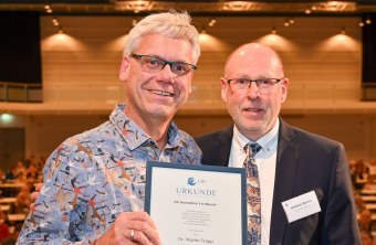Martin Trapp von der LBV-Kreisgruppe Augsburg hält eine Urkunde in der Hand, rechts von ihm steht Geschäftsführer Helmut Beran | © Tobias Tschapka