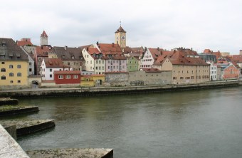 Häuser an einem Fluss mit einem Kirchturm in der Mitte | © Wolfgang Nerb