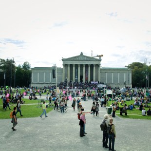 Königsplatz in München bei der Demo Mia ham's satt | © LBV