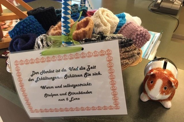 Stulpen und Stirnbänder gestrickt von den Seniorinnen | © Verena Lüdeke