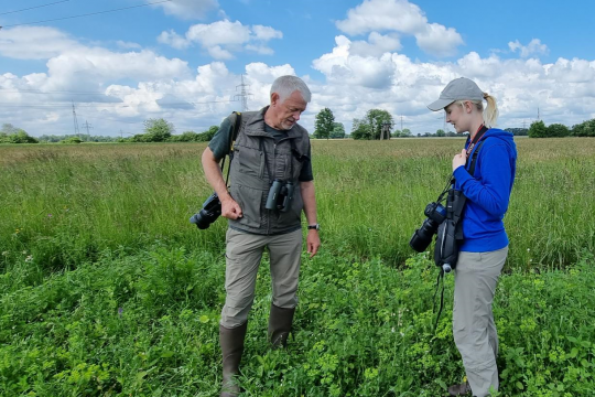 Begehung LBV-Fläche Erding Projektmanagerin Tarja Richter und Hartwig Brönner | © Michael Orthofer