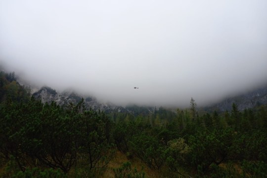 Bundeswehr Hubschrauber in sehr niedriger Höhe in der Halsgrube |© Silke Moll