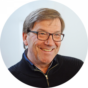 Ein lächelnder Mann mit Brille in einem schwarzen Pullover repräsentiert den LBV und den Landesbund für Vogel- und Naturschutz.