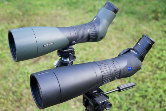 Zwei Spektive der Marken Swarovski ATX 30 -70x95 und Zeiss Victory Harpia 23-70x95 von schräg oben fotografiert | © Oliver Wittig