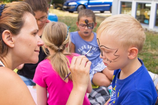 Janina Kempf bemalt ein Kind als Star | © memo AG