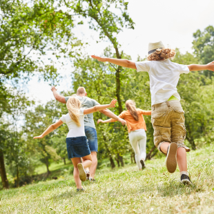 Kinder auf Wiese | © Robert Kneschke