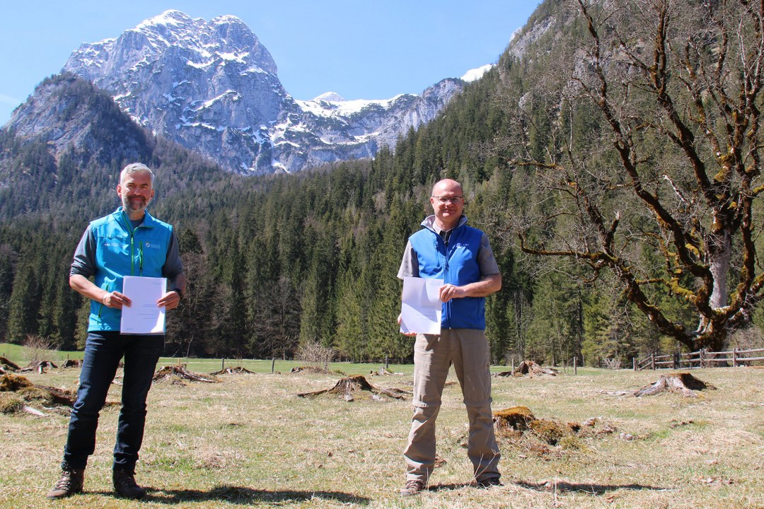 Dr. Schäffer und Dr. Baier mit der Kooperationsvereinbarung