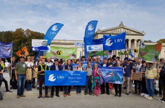 LBVler auf der Demo Mia ham's satt mit vielen Bannern und Beachflags vom LBV in blau | © LBV