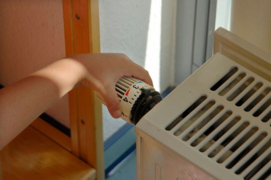 Man sieht nur eine Hand, die eine Heizung aufdreht | © LBV