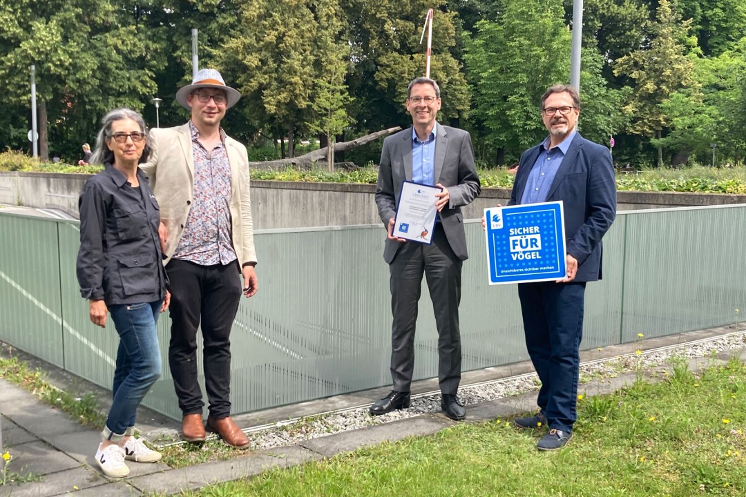 Auszeichnung Vogelfreundliche Glasfläche für das Landesamtes für Finanzen Dienststelle Landshut. Bild: Von links nach rechts: Susanne Riek, Dr. Peter Stimmler, Alexander Goetze, Johann Brandstetter | © Lff Dienstelle Landshut