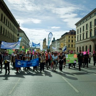 LBV-Demozug bei Mia ham's satt auf dem Odeonsplatz mit LBV Bannern | © LBV